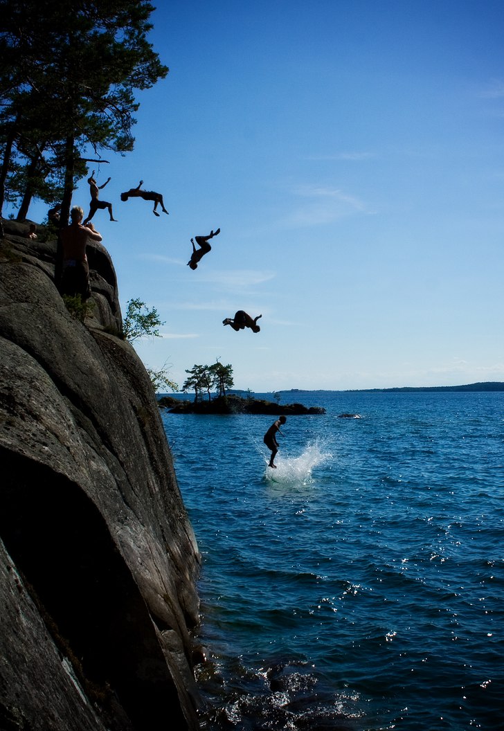 Mollbergare utför klippor i Djäknesundet. Foto: Karl Kurtti. Åkare: Oskar Kurtti.