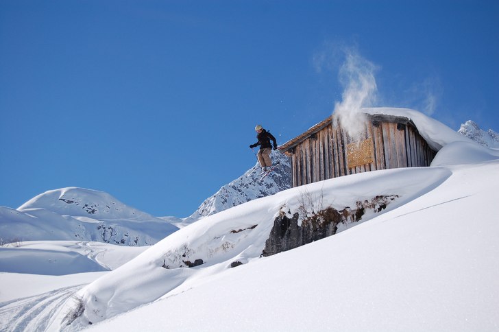 Ett hustak precis bredvid vägen till Zürs.. Foto: jonas hägg. Åkare: Pehr.