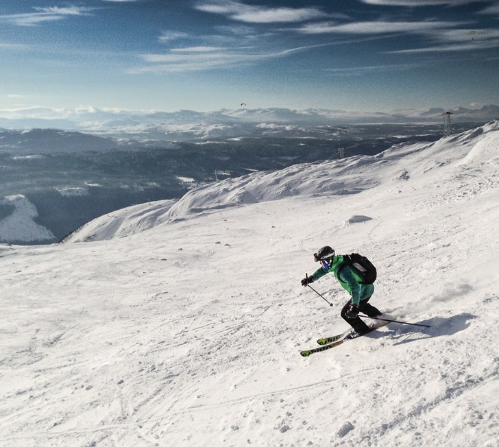 I skönt ljus nerför skutans topp.. Foto: Anders Sundström. Åkare: Fredrik Wikfeldt.