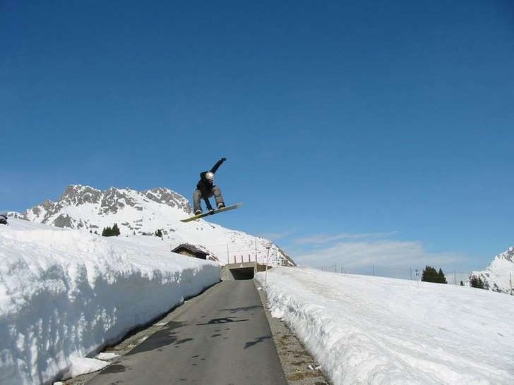 fint litet väghopp i oberlech, fint väder också. Foto: Mattias Carlén. Åkare: Jesper Lundberg.