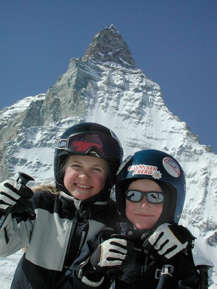 Syrran och jag framför Matterhorn när vi var i Z.
