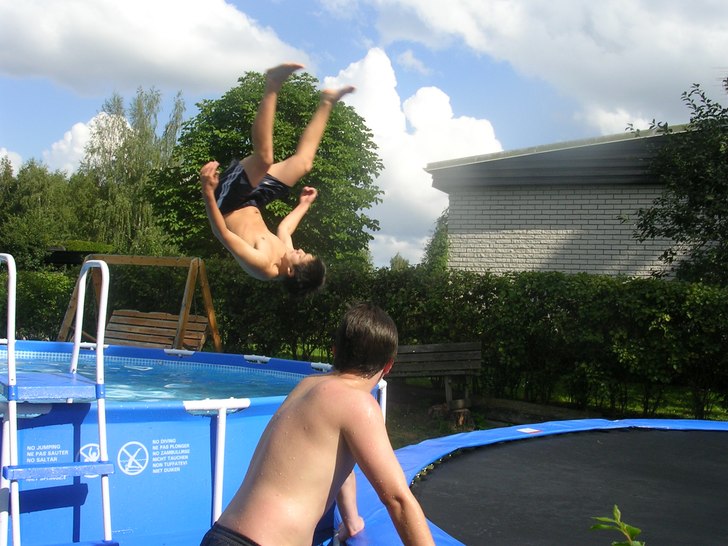 jag gör en framåtvolt i poolen:). Foto: syster. Åkare: jonas.