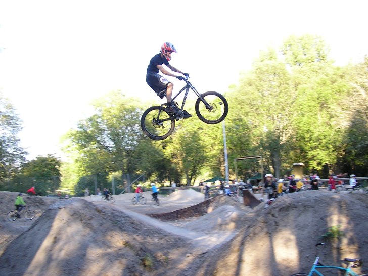 Stora slingan i Gulsippan. Foto: Anton Maddock. Åkare: Simon Andersson.