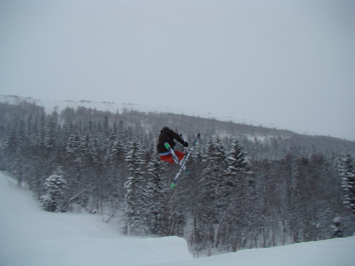 jag gör en 360 raw tail på andra svarta i ÅRE :. Foto: Rungens pappa. Åkare: kumlinan.