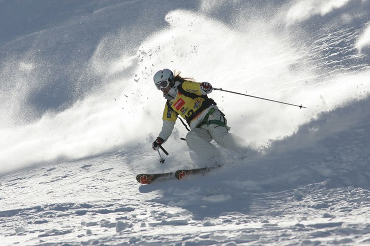 Foto: Freeride Association. Åkare: Segrarinnan i damklassen på skidor, svenska Jennifer Farde..