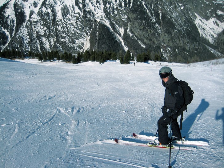 Puder i all ära, men lite carving i hård pist ä. Foto: Linn Birnbo. Åkare: Johanna Leonsson.
