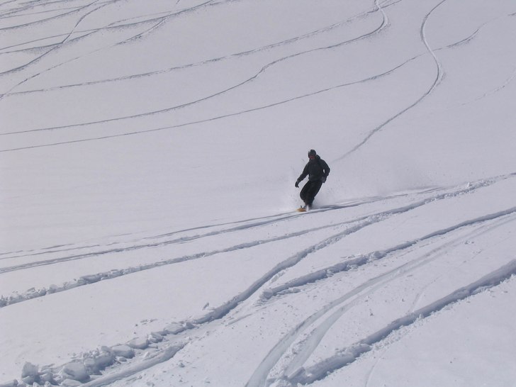 ove surfar i "pudret...". Åkare: ove.