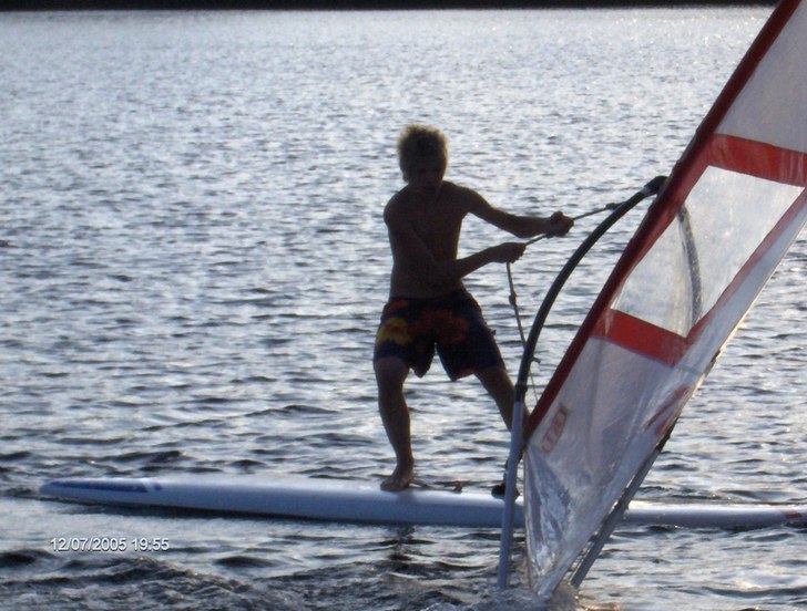 surf brädan e en vindsurfer, som kommer från 80 . Foto: pappa. Åkare: petter.J. hanson.