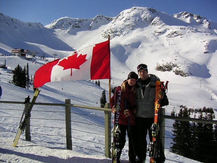 Vi står på toppen av Whistler Gondola, Liftläng. Foto: Alexander Ununger. Åkare: Martin Sundqvist och Lotta Molinder.
