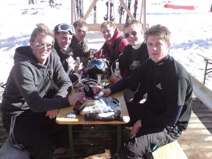 Klassresa 2008 i hopfgarten. Foto: Österrikare. Åkare: Anders, David, Kristoffer, Jag, Axel och Emil.