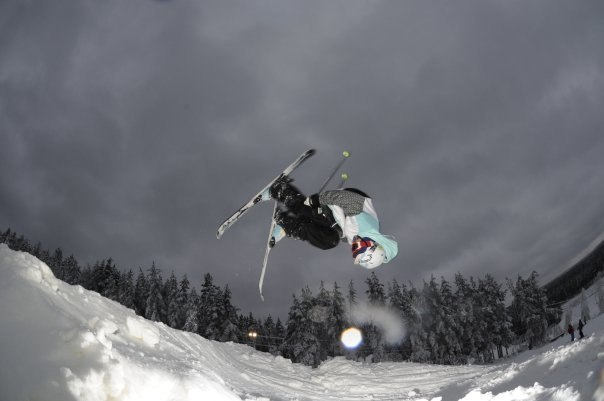 försässongshopp i källviken, front. Foto: måns strålin. Åkare: Fabian Omne.