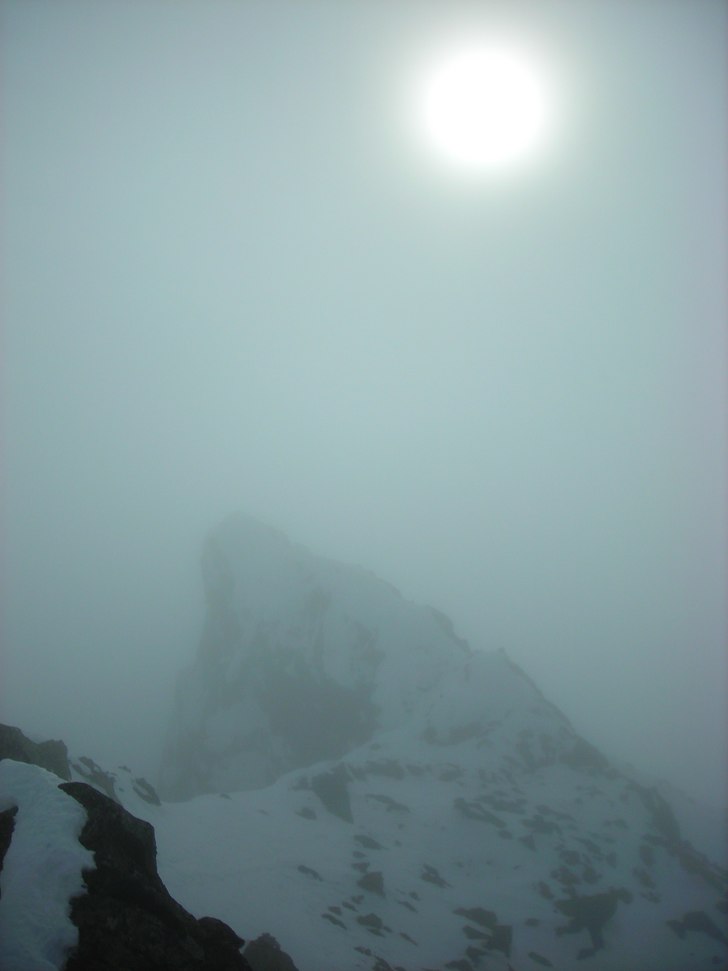 Midtre Dyrhaugstind visar sin profil genom molnen. Foto: Simon Börjars.