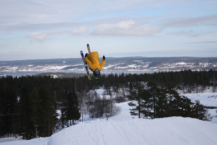 En rejält hängig backflip.. Foto: Joel Löräng. Åkare: Markus Lundgren.
