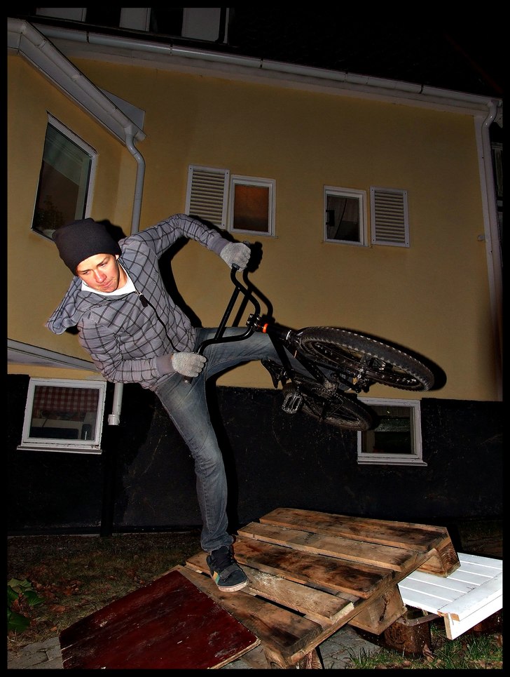 Alvin kör en footplant. Foto: Hugo Ljungquist. Åkare: Alvin marelius.