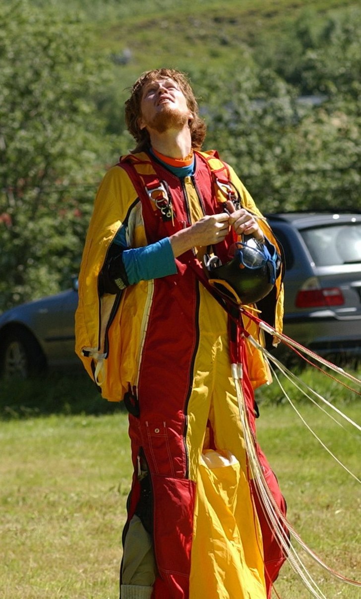 Base hoppare rekar sitt hopp innan han kliver in i. Foto: Patrk Nyrén.