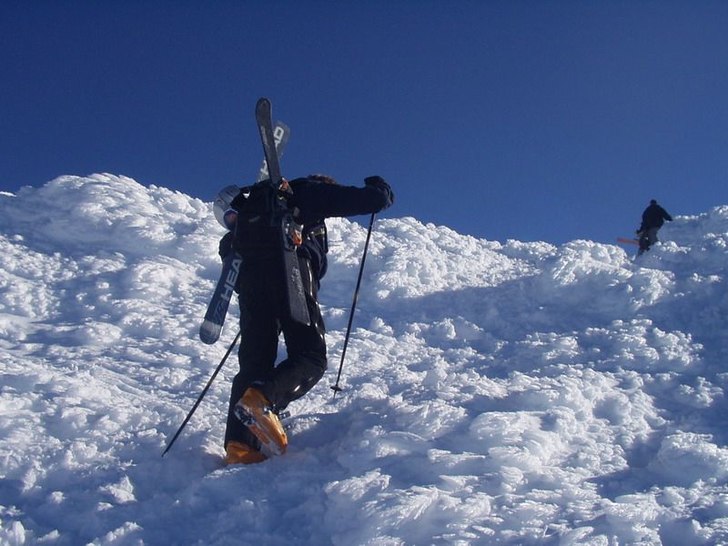 På väg upp till skutans topp.... Foto: Christian Skoog. Åkare: Stefan Jarbring.
