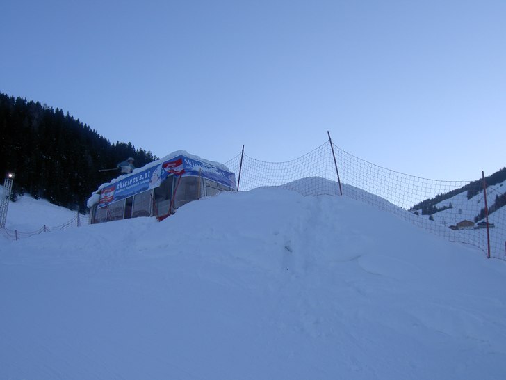 Gustaf hoppar över  den gamla gondolliften i Hint. Foto: Anders Johansson. Åkare: Gustaf Johansson.