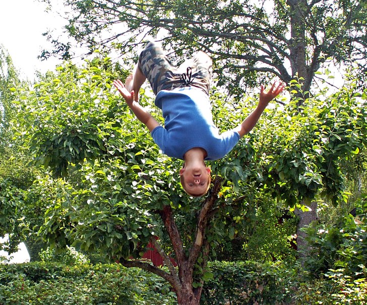 Han blev uppkastad och gjorde en backflip.... Foto: Micke Båth-Halldén. Åkare: Jakob Björkman.