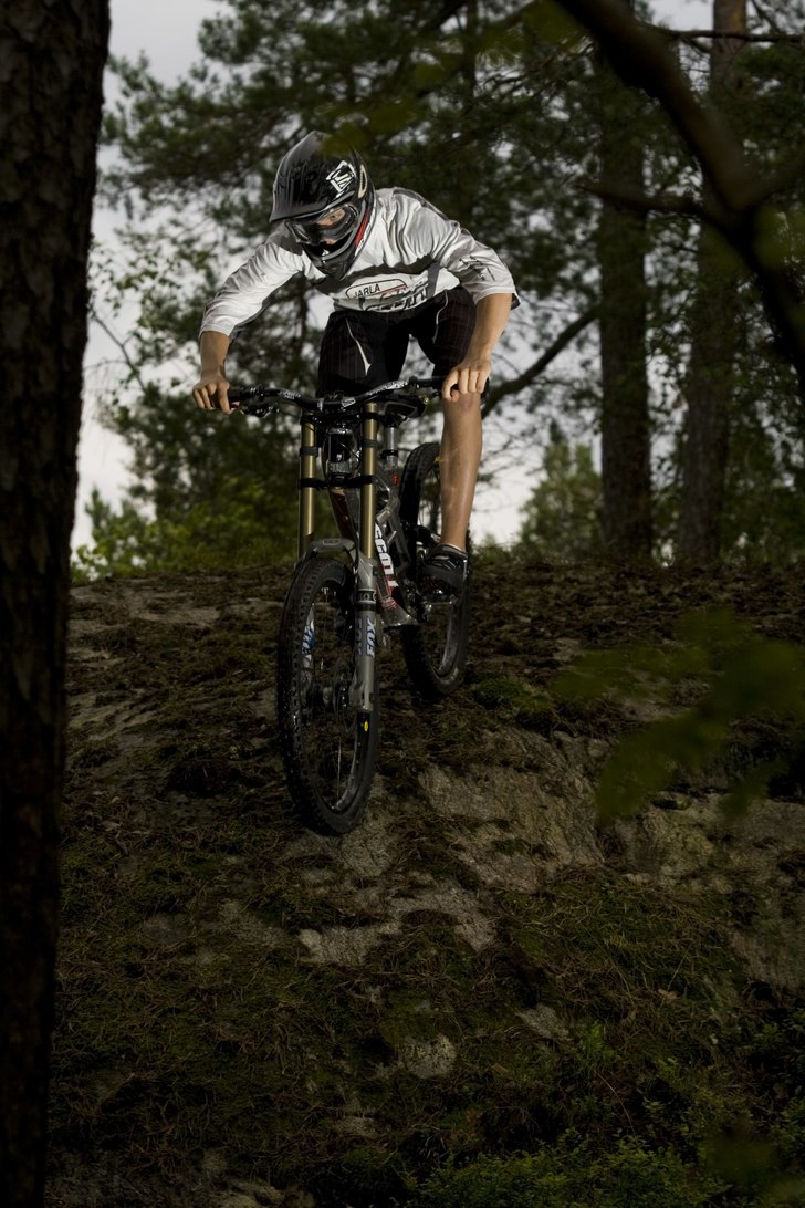 Erik åker ner för en stor steen.. Foto: Simon Berggren. Åkare: Erik Nyberg.