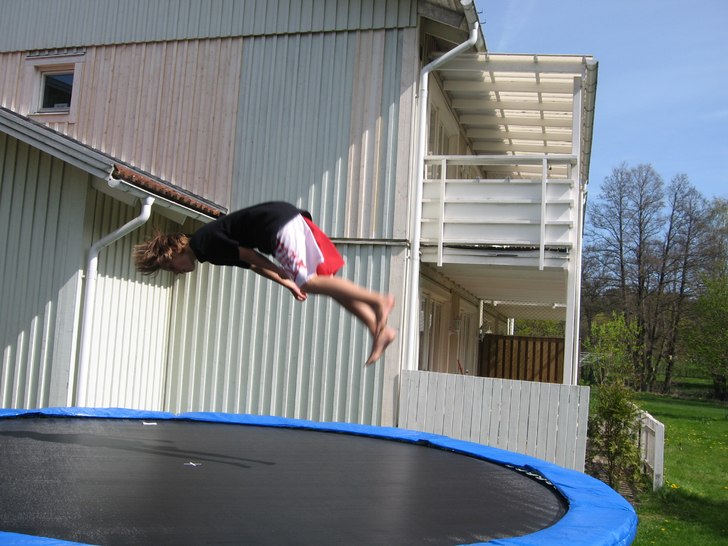 hoppade på nya mattan :P. Foto: viktor andersson. Åkare: jaag.