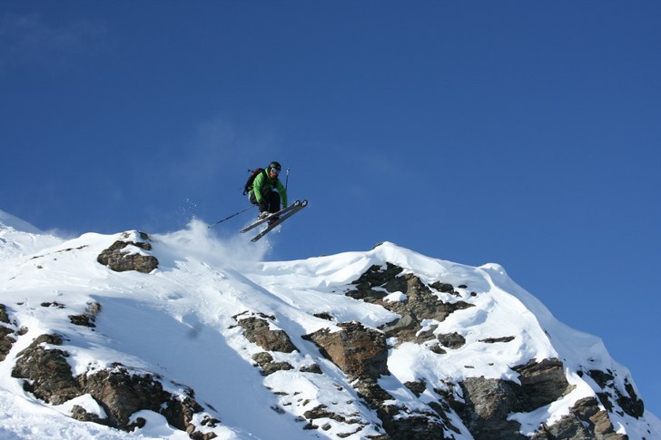 Hittade en liten klippa som inte gick att motstå. Foto: Kristoffer Nyquist. Åkare: Gustaf Nordenhed.