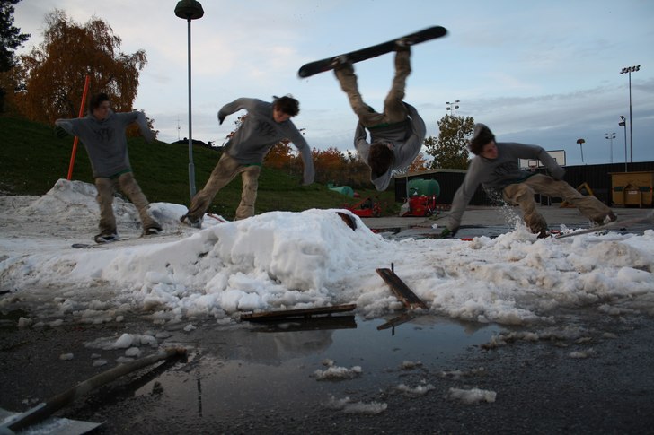 Jonte langar frontflip. Foto: Dennis Ylikangas. Åkare: Jonte Lindhe.