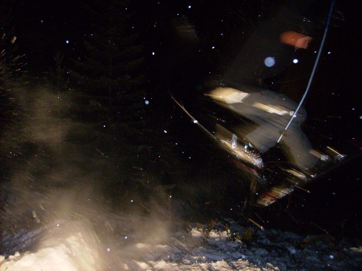 vi hoppar lite på ett hopp på tomten. Foto: magnus selin. Åkare: johannes pollak.