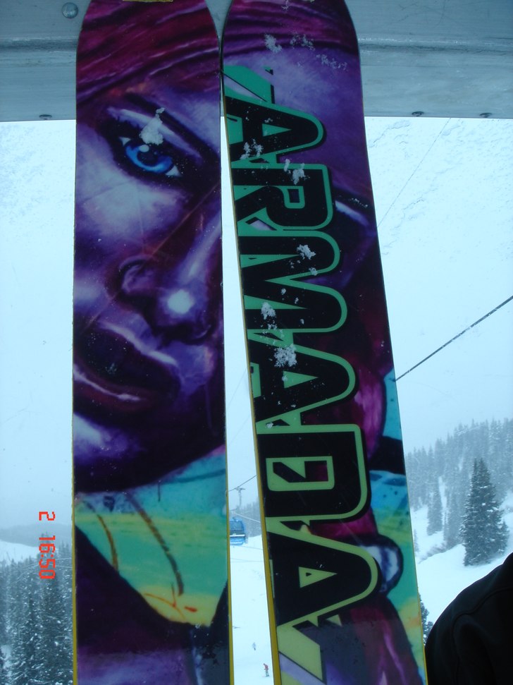 Aja ett par snygga Armada skidor är ju aldrig fel. Foto: Gustaf Secher.