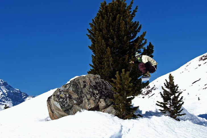 Hopp med gran. Foto: Robin Ljungqwist. Åkare: Adam Jonsson.