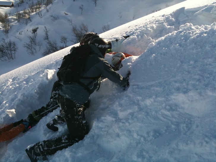 En skidåkare som åkte igenom innanför en hängd. Foto: Stefan Millgård. Åkare: Finsk skidentusiast.