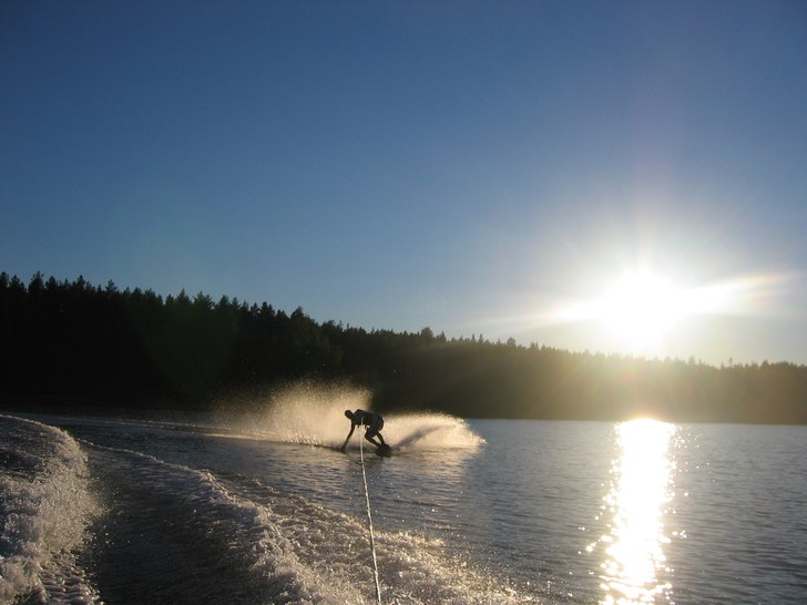 Wakeboard i midnattssolen. Foto: Johan Berglund. Åkare: Erik Hjärtberg.