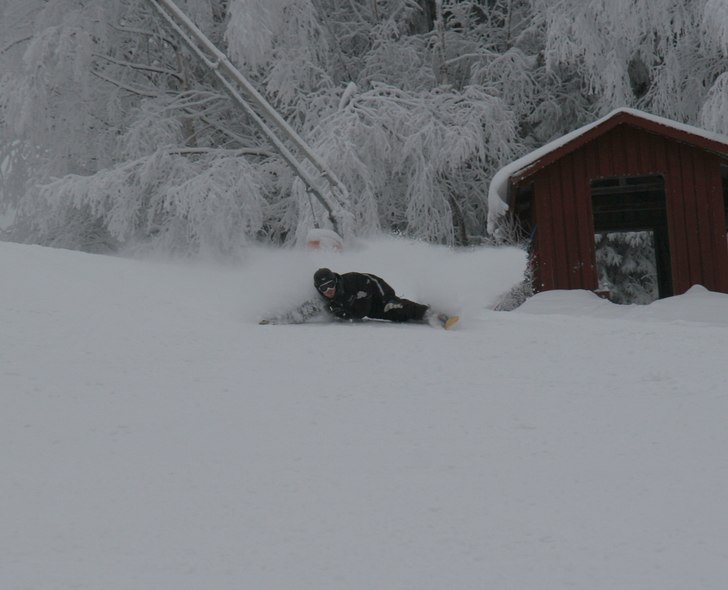 Skwal i Sunne. Ensamma i backen, 15 cm kallsnö un. Foto: Victoria Jonassen. Åkare: Dan Rudhag.