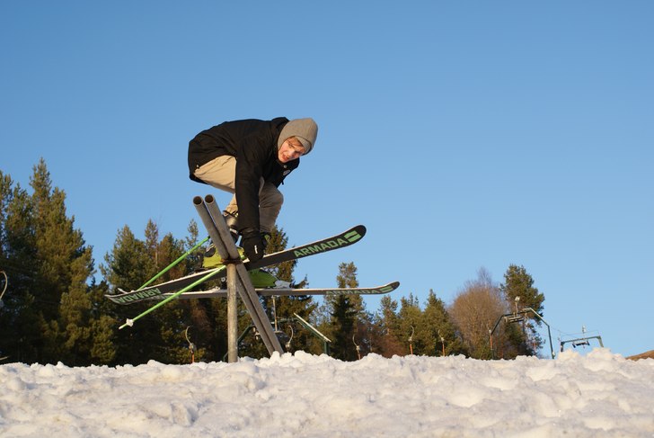 shoutout rör i hedebacken en vårig dag.. Foto: Andreas Dahlström. Åkare: Hans Areskoug.