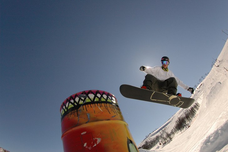 Tobbe hoppar över bonken i Hamra. Foto: Henrik Samuelsson. Åkare: Tobias Svensson.