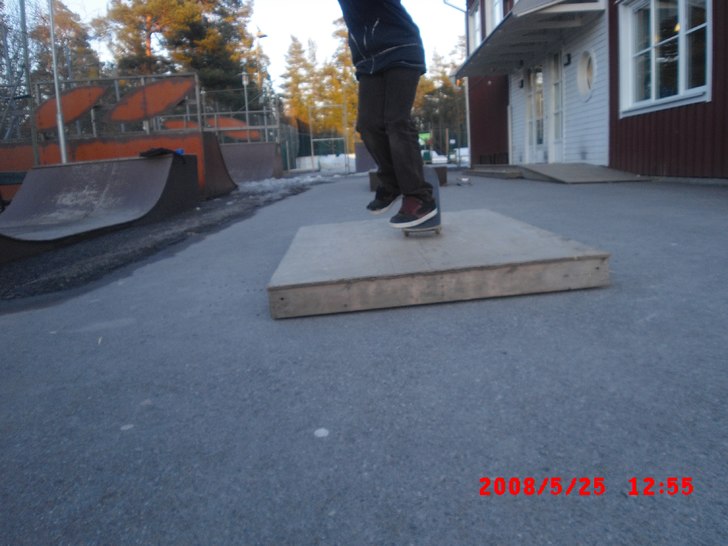 olof gör en one foot nose manual. Foto: Philip Sjödin. Åkare: Olof Djurberg.