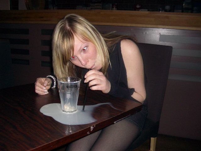 Jag försöker att suga upp min utspilldda drink ;. Foto: Sara Åhman. Åkare: Jenny Lidin.