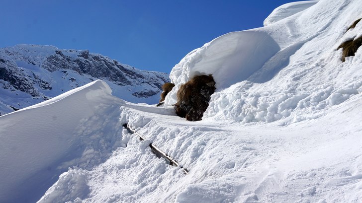 Transporten hem. Uppe på trappräcket, inga konst.