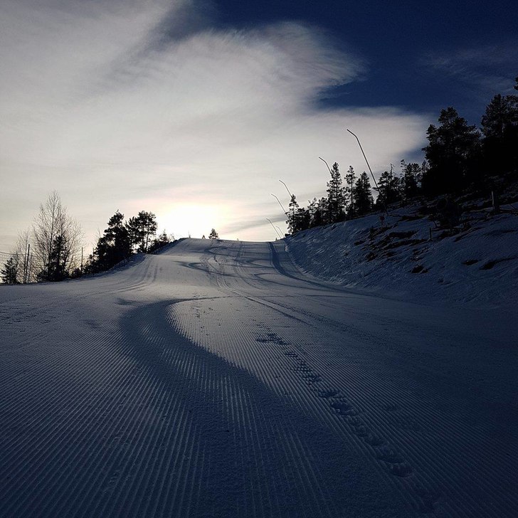 Kjempeforhold i bakken
Nissen kom med snø i juleg.