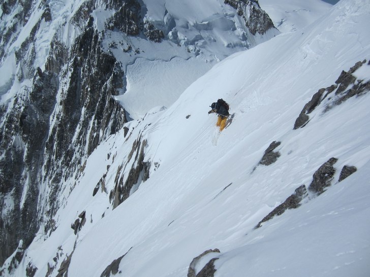 Första svängarna ner för Montblanc du tacul sou. Foto: Mikko Heimonen. Åkare: Jesper Petersson.