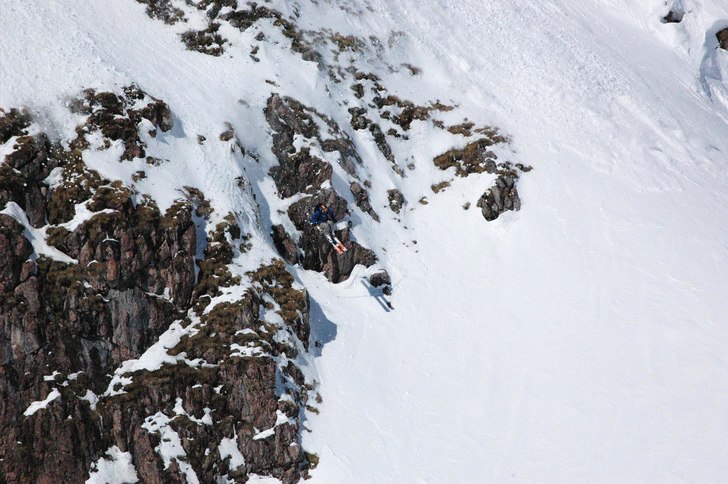 Foto: Ola Melin. Åkare: Jon har precis slungats ut från berget och nu väntar en hård landning..