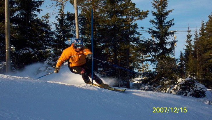 jag åker mellan käpp i hovfjället, värmland.. Foto: Anton Vestlund s far. Åkare: Henrik Bergqvist.