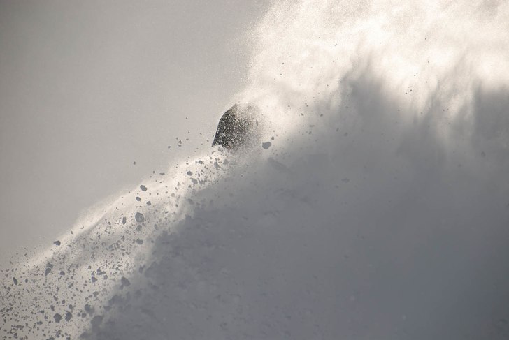 Vind, motljus och fluffig snö som sprutar. Rätt . Foto: Anders Rönneblad. Åkare: Arvid Hejll.
