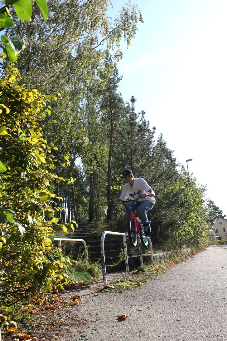 50-50 grind på ett rör! :D. Foto: Rebecca Jansson. Åkare: Joseph Jansson.