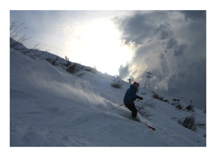 Det kom ett gäng moln som rullade upp för berget. Foto: Oskar Eriksson. Åkare: Andreas Granstedt.