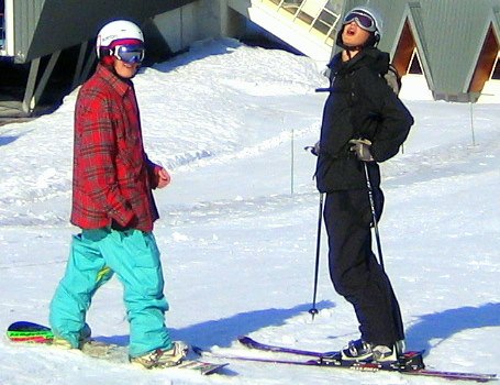 Jag och Emil står och posar framför kameran, på. Foto: Hans Karlsson. Åkare: Hannes K och Emil W.