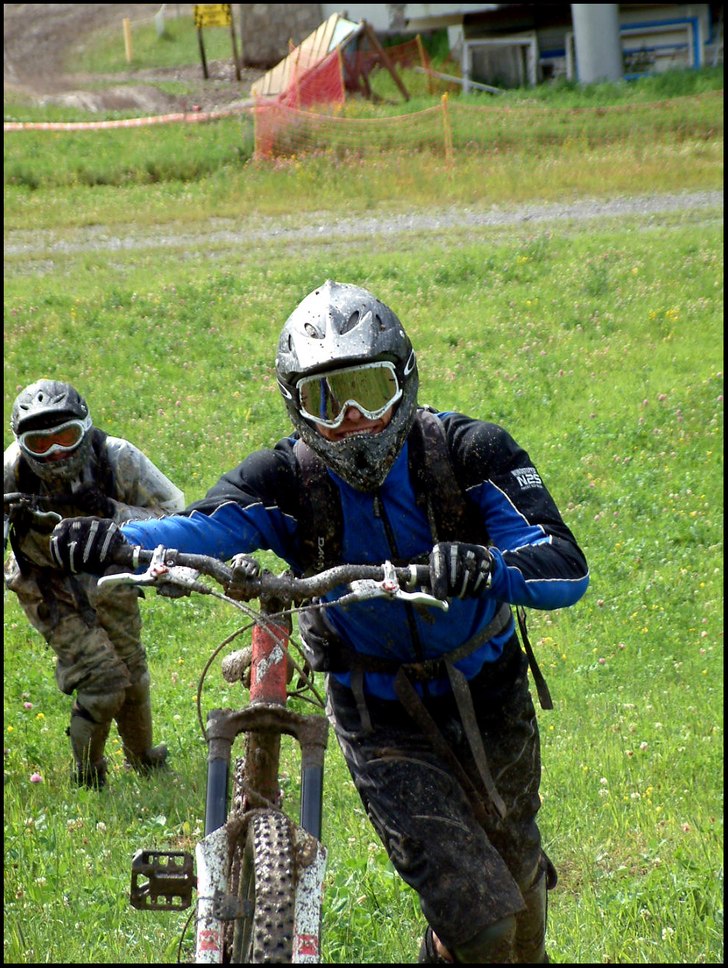 Så här glad blir man av att köra Maxxis WetScre. Foto: Eric Westling. Åkare: Staffan och Thomas.