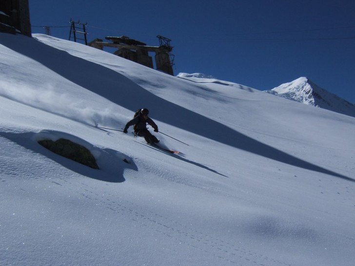 Njuter av orörd snö och blå himmel.. Foto: Theo Rosén. Åkare: Per Jonsson.