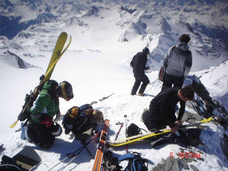 Da var det gjort. Vi har klattrat upp pa toppen av. Foto: Martin Loov. Åkare: Svenska eliten fran Val thorens.