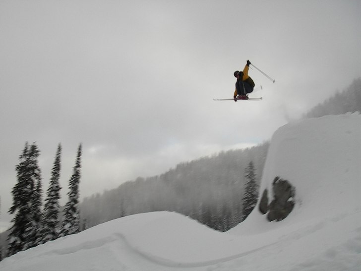 Vi hittade ett roligt dropp mellan två stenbumlin. Foto: Erik Hårsmar. Åkare: Markus Fredlander.