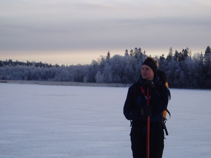 en glad emil på långfärdsskridskor i kylan. Foto: Maria Lundin. Åkare: Emil Vik.